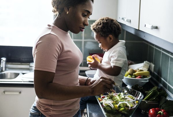 Quels sont les conseils à suivre par les nouvelles mamans sur les soins et nutrition post-partum?