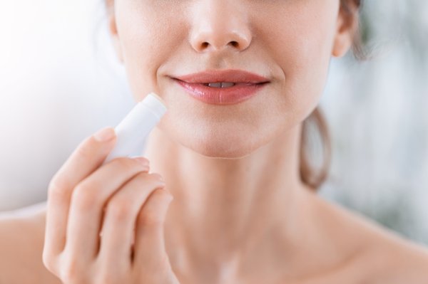 Le stick lèvres solaire : votre allié essentiel contre les agressions du soleil